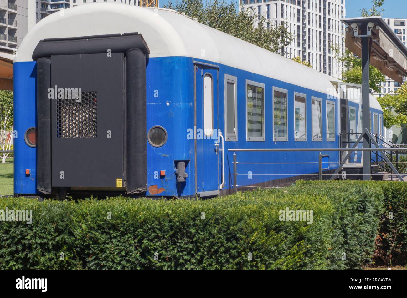 Altes Eisenbahnauto als Büro in Belgrad, Serbien Stockfoto