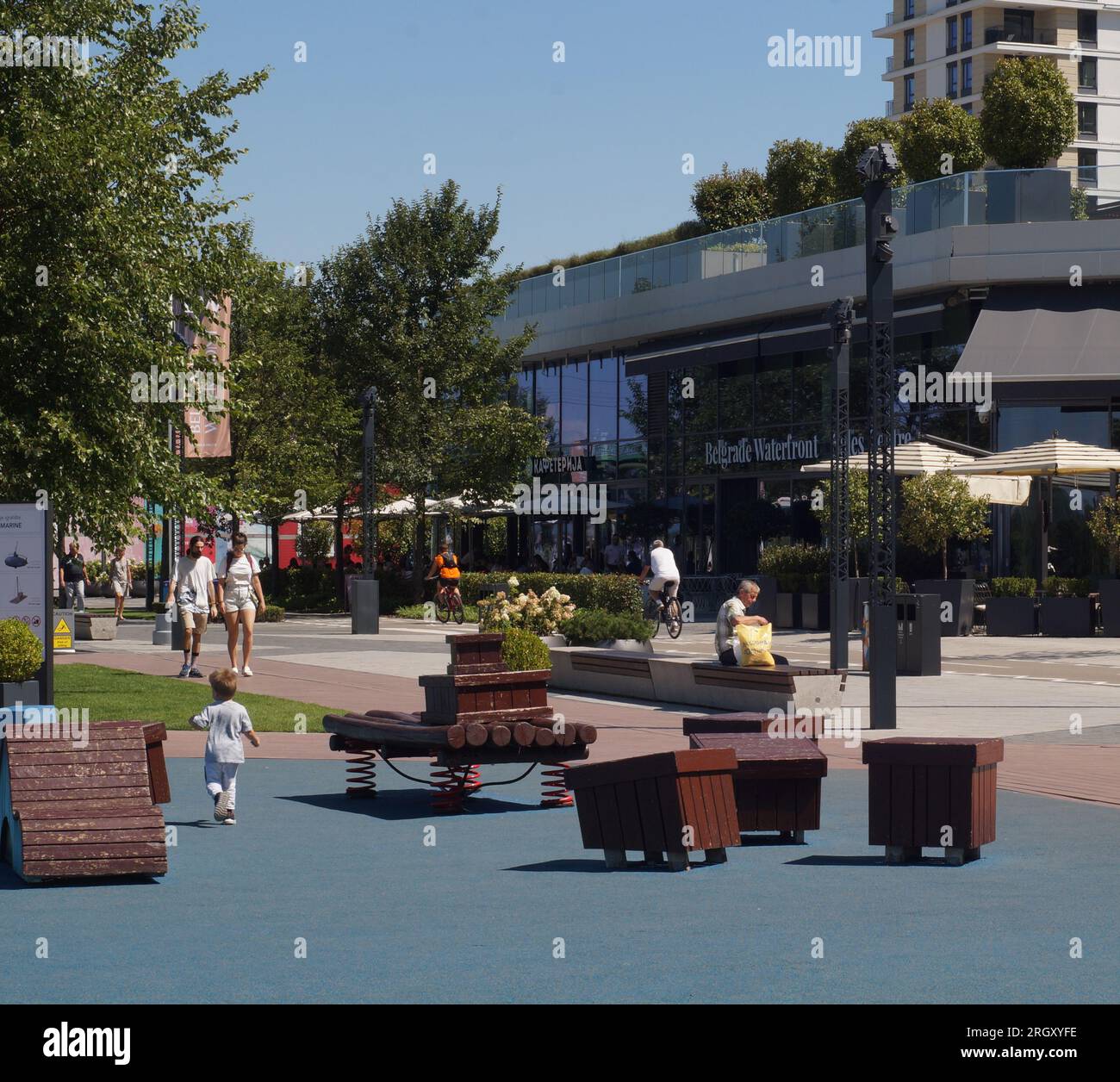 Plateau vor dem Wohngebäude in der Belgrader Uferpromenade Stockfoto