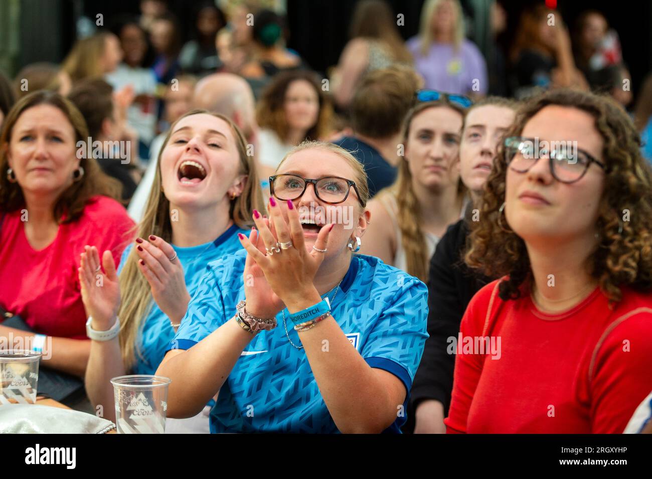 London, Großbritannien. 12. August 2023. Englische Fans im BOXPARK in Shoreditch reagieren, wenn sie die zweite Hälfte der Live-Übertragung auf der Großleinwand des englischen Viertelfinalspiels gegen Kolumbien bei der FIFA Women's World Cup 2023 sehen, die in Australien und Neuseeland stattfindet. Endstand 2:1. Kredit: Stephen Chung / Alamy Live News Stockfoto