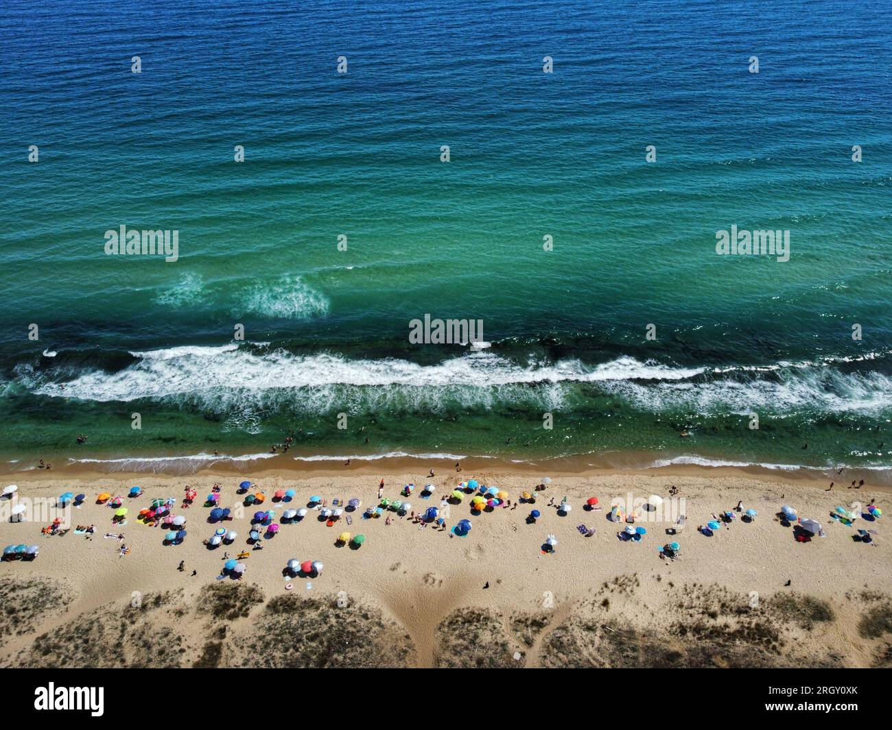 Blick auf die Drohne über den Sandstrand an der Schwarzmeerküste Stockfoto