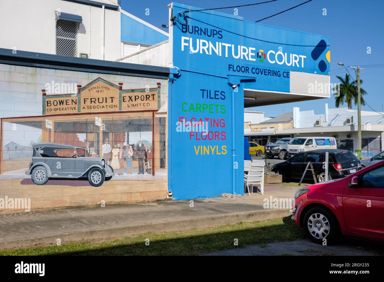 Ein Wandgemälde mit einem Oldtimer und einer Szene aus den 1920er, Powell Street, Bowen, Queensland, Australien Stockfoto