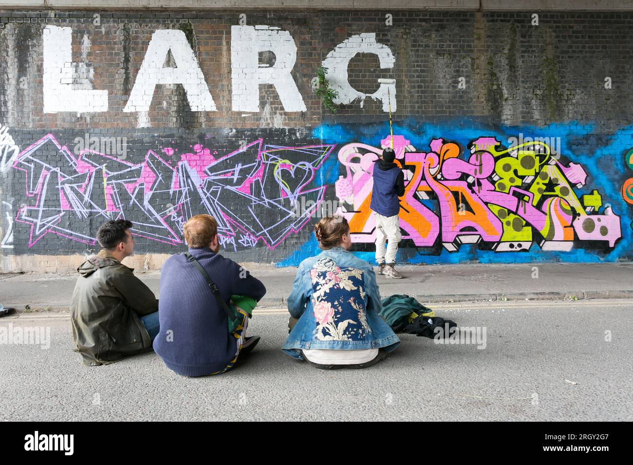 Birmingham, Großbritannien. 12. Aug. 2023. Graffitikünstler arbeiten im Digbeth District in Birmingham, Großbritannien, im Rahmen des High Vis Street Art Festivals. Dutzende von Straßengurffiti-Sprays können jedes Jahr in der Stadt ihre Spuren hinterlassen. Kredit: Peter Lopeman/Alamy Live News Stockfoto Birmingham, Großbritannien. 12. Aug. 2023. Graffitikünstler arbeiten im Digbeth District in Birmingham, Großbritannien, im Rahmen des High Vis Street Art Festivals. Dutzende von Straßengurffiti-Sprays können jedes Jahr in der Stadt ihre Spuren hinterlassen. Kredit: Peter Lopeman/Alamy Live News Stockfoto