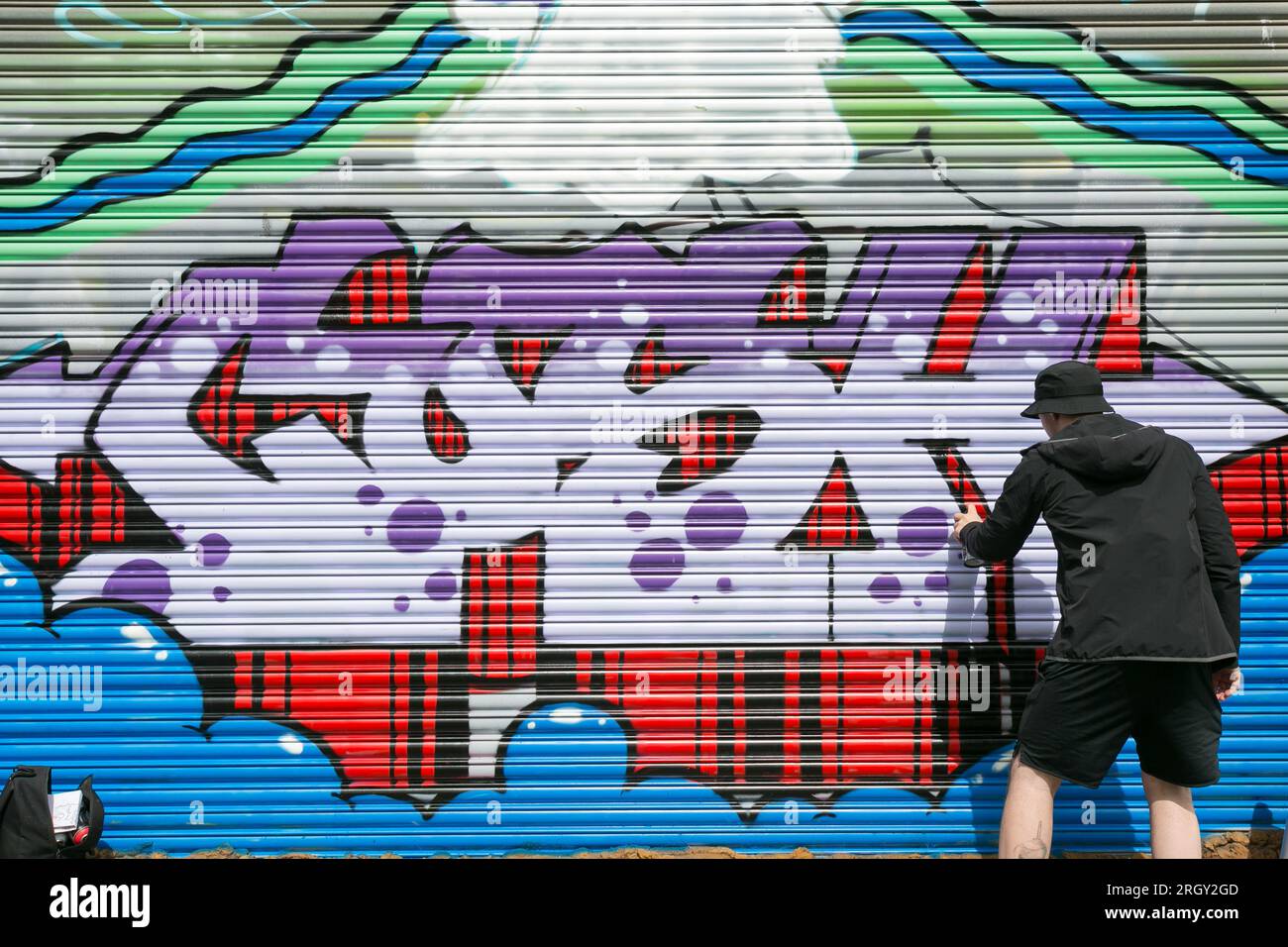 Birmingham, Großbritannien. 12. Aug. 2023. Graffitikünstler arbeiten im Digbeth District in Birmingham, Großbritannien, im Rahmen des High Vis Street Art Festivals. Dutzende von Straßengurffiti-Sprays können jedes Jahr in der Stadt ihre Spuren hinterlassen. Kredit: Peter Lopeman/Alamy Live News Stockfoto Birmingham, Großbritannien. 12. Aug. 2023. Graffitikünstler arbeiten im Digbeth District in Birmingham, Großbritannien, im Rahmen des High Vis Street Art Festivals. Dutzende von Straßengurffiti-Sprays können jedes Jahr in der Stadt ihre Spuren hinterlassen. Kredit: Peter Lopeman/Alamy Live News Stockfoto