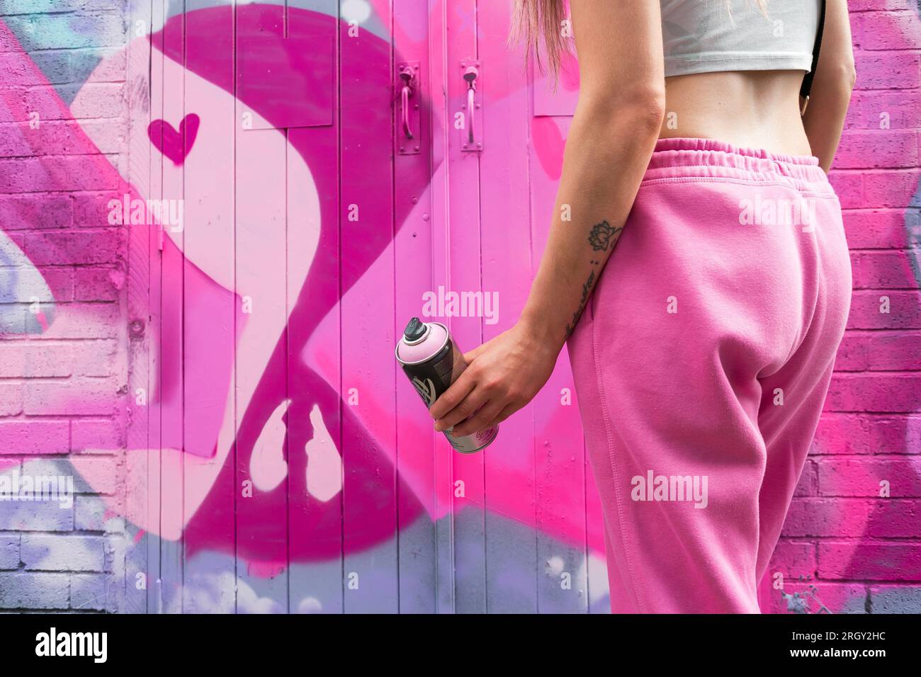 Birmingham, Großbritannien. 12. Aug. 2023. Die Graffiti-Künstlerin „DOLZ“ trägt Barbie Rosa auf ironischere Weise, wenn sie im Digbeth District in Birmingham, Großbritannien, im Rahmen des High Vis Street Art Festivals an verfallenen Wänden arbeitet. Dutzende von Straßengurffiti-Sprays können jedes Jahr in der Stadt ihre Spuren hinterlassen. Kredit: Peter Lopeman/Alamy Live News Stockfoto Birmingham, Großbritannien. 12. Aug. 2023. Die Graffiti-Künstlerin „DOLZ“ trägt Barbie Rosa auf ironischere Weise, wenn sie im Digbeth District in Birmingham, Großbritannien, im Rahmen des High Vis Street Art Festivals an verfallenen Wänden arbeitet. Dutzende von Straßengurffiti-Sprays können jedes Jahr in der Stadt ihre Spuren hinterlassen. Kredit: Peter Lopeman/Alamy Live News Stockfoto