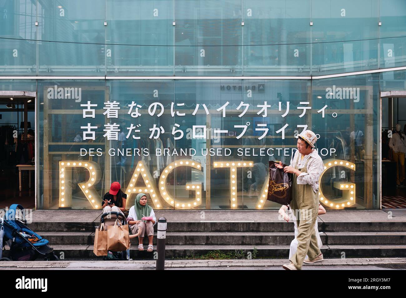 Ragtag Harajuku („Designer's Brand Used Selected Shop“), Cat Street; Tokio, Japan Stockfoto
