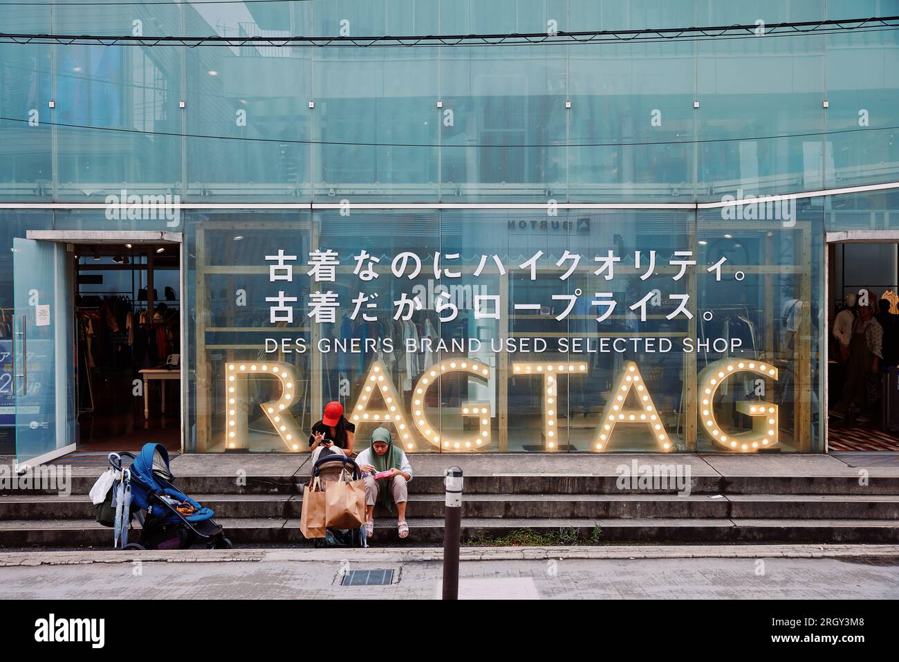 Ragtag Harajuku („Designer's Brand Used Selected Shop“), Cat Street; Tokio, Japan Stockfoto
