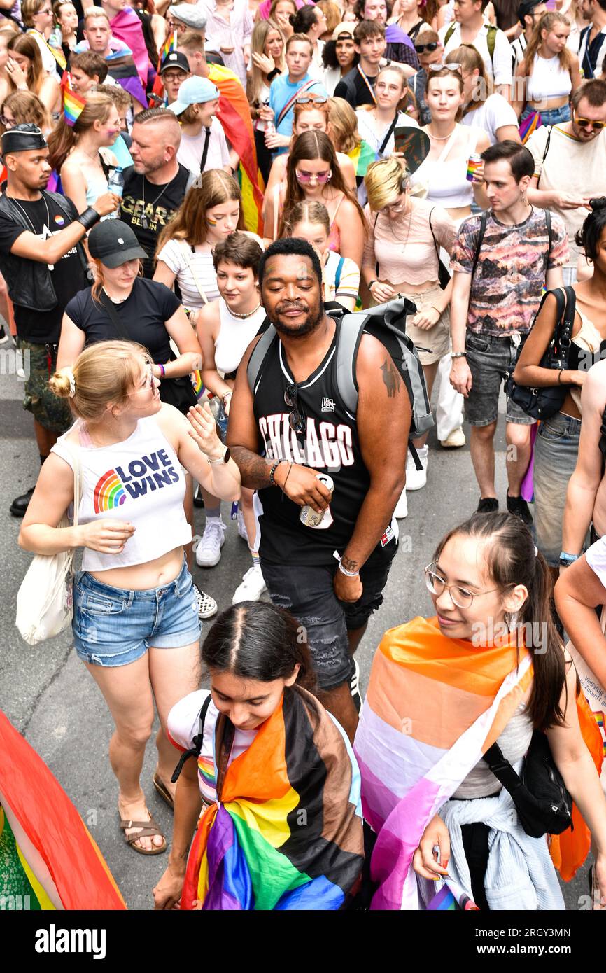 Vielfalt und Rechte auf dem jährlichen CSD in Frankfurt feiern. Diese Fotos zeichnen die Freude und Einheit der LGBTIQ-Community auf. Stockfoto
