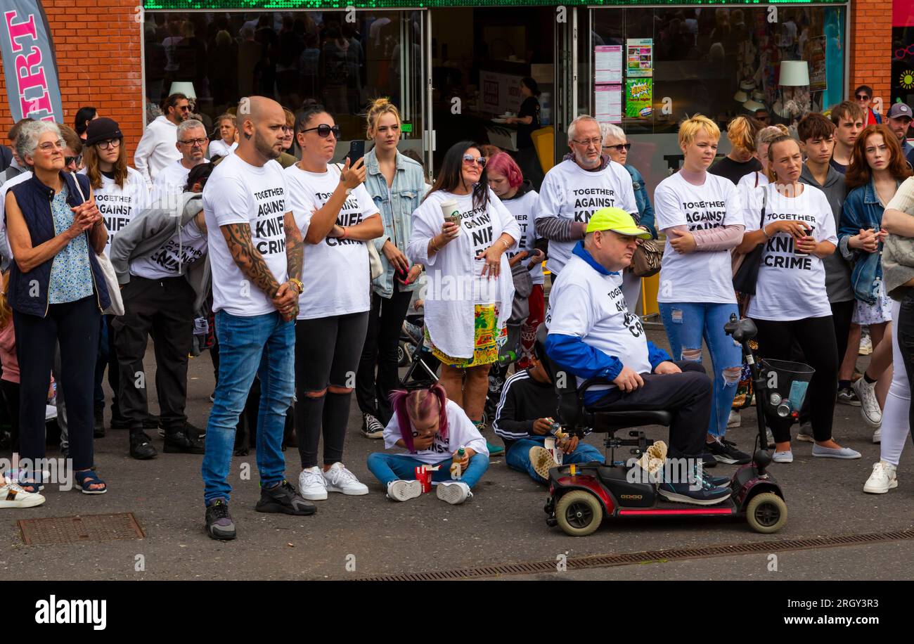 Bournemouth, Dorset, Vereinigtes Königreich, 12. August 2023. In Bournemouth findet ein marsch gegen die Messerkriminalität statt, nach jüngsten Messerstichen, insbesondere dem tragischen Tod des 18-jährigen Cameron Hamilton am vergangenen Wochenende, der erstochen wurde, als ein Kampf in den unteren Gärten ausbrach. Der marsch besteht darin, sich gegen alle Messerstechertaten in der Stadt zu wehren, junge Menschen von Gewalt abzuschrecken und gemeinsam Brainstorming zu betreiben und Lösungen für die jungen Menschen von heute zu finden. Kredit: Carolyn Jenkins/Alamy Live News Stockfoto