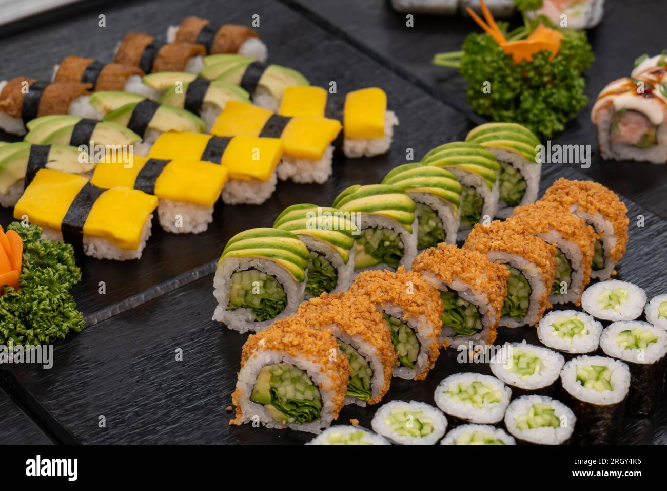 Eine andere Art von sushis auf einem Tablett. Stockfoto