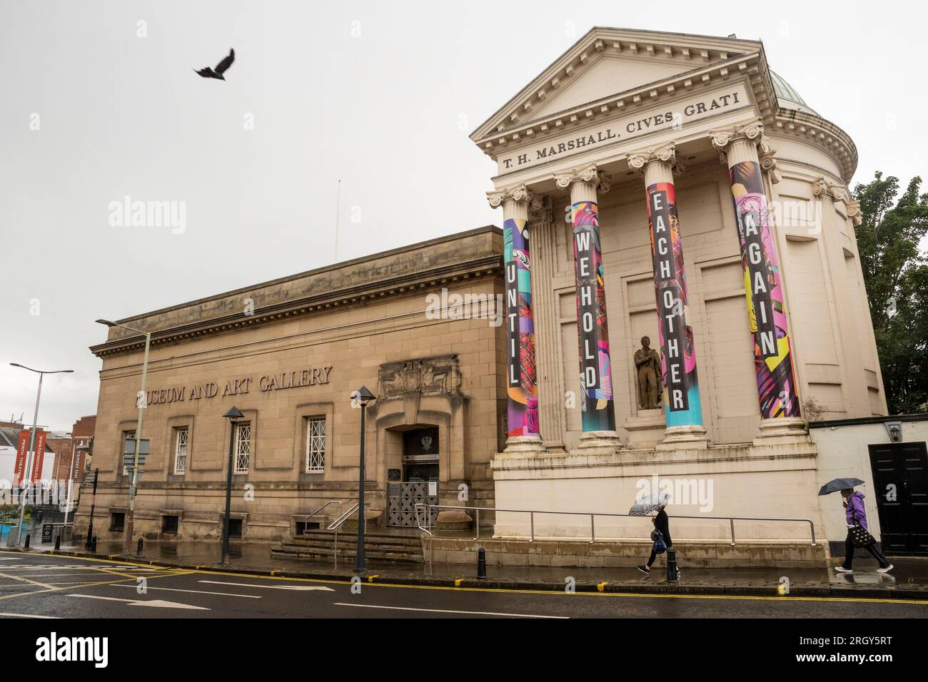 Perth Museum und Kunstgalerie mit Kunstwerken von Mat Dugard mit den Wörtern bis wir uns wieder halten. Stockfoto