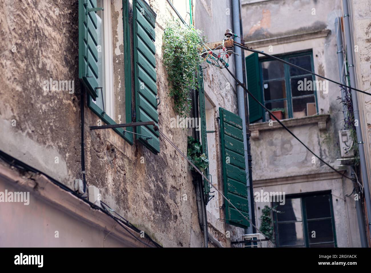 Die Altstadt von Sibenik in Kroatien. Enge Straßen, alte Gebäude und Fenster alter Häuser. UNESCO-Weltkulturerbe, Marmorstadt Sibenik Stockfoto