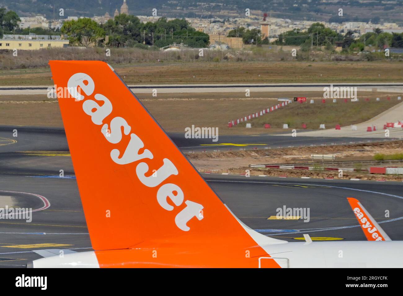 Luqa, Malta - 7. August 2023: Heckflosse eines Airbus A320 Ferienflugzeugs am Malta International Airport Stockfoto