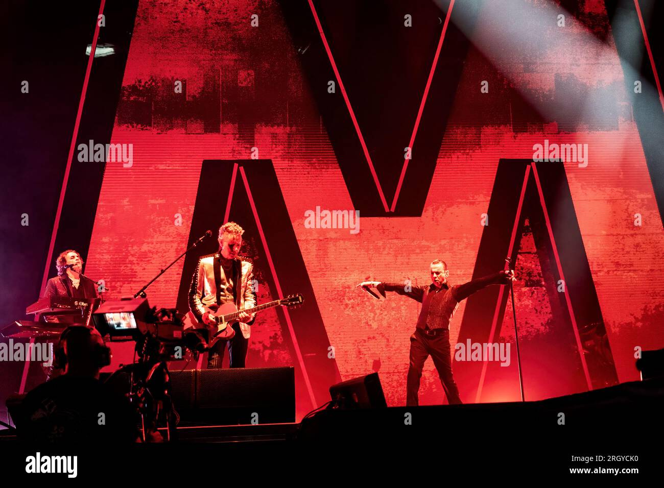 Oslo, Norwegen. 11. Aug. 2023. Die englische Band Depeche Mode führt ein Live-Konzert in der Telenor Arena in Oslo auf. Hier sehen Sie den Sänger und Songwriter Dave Gahan live auf der Bühne mit dem Musiker Martin Gore. (Foto: Gonzales Photo/Alamy Live News Stockfoto