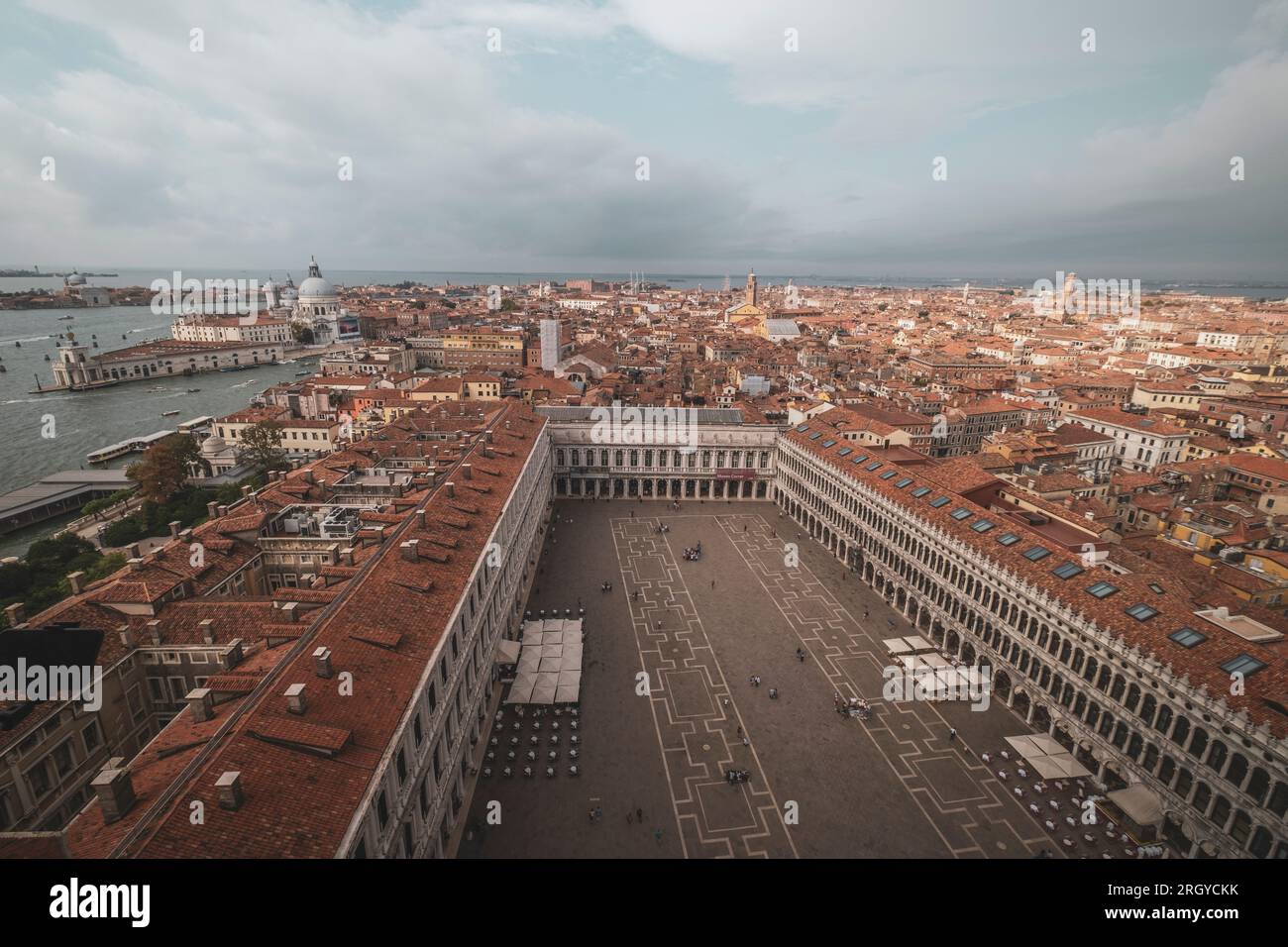 Blick auf den Markusplatz (Piazza San Marco) in Venedig von der Dachterrasse Stockfoto