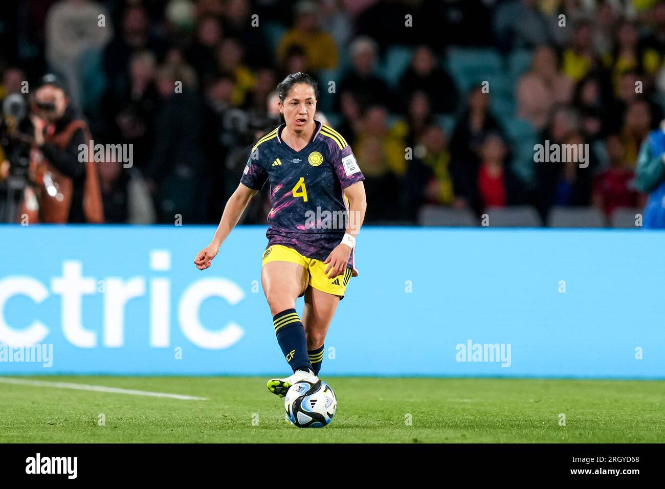 Sydney, Australien. 12. Aug. 2023. Sydney, Australien, August 20.h 2023: Diana Ospina Garcia (4 Kolumbien) gewinnt den Ball während des Viertelfinalspiels der FIFA Womens World Cup 2023 zwischen England und Kolumbien im Stadium Australia in Sydney, Australien. (Daniela Porcelli/SPP) Kredit: SPP Sport Press Photo. Alamy Live News Stockfoto