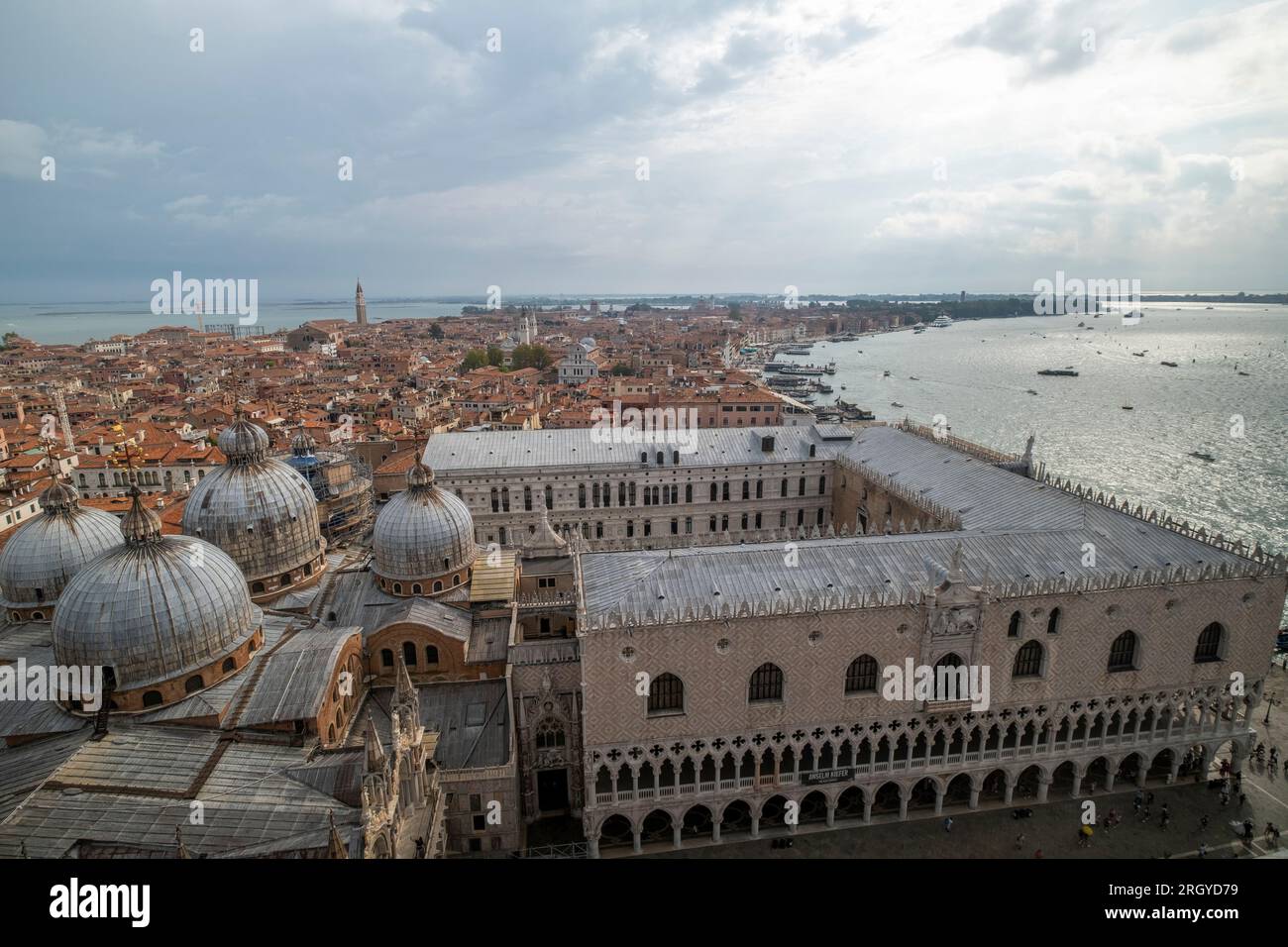 Blick auf den Markusplatz (Piazza San Marco) in Venedig von der Dachterrasse Stockfoto