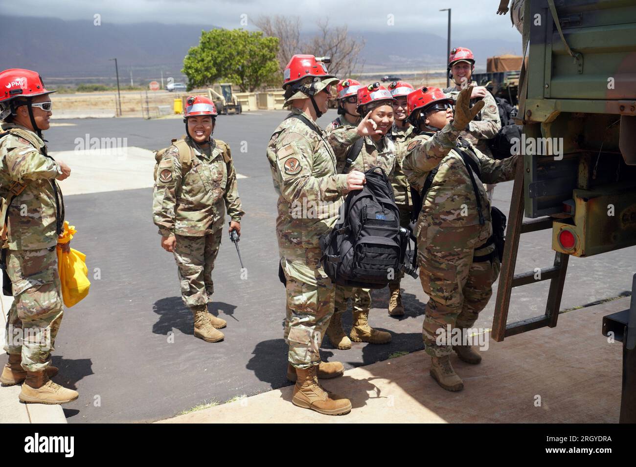 Maui, Usa. 10. Aug. 2023. Such- und Rettungssoldaten und Airmen, die der Hawaii National Guard CERF-P-Einheit angeschlossen sind, unterstützten Maui County und Staatsbeamte bei den Such- und Rettungsaktionen rund um Lahaina am 10. August 2023. Am 9. August wurden etwa 50 Wachmänner mobilisiert, nachdem Maui durch das Laubfeuer in Mitleidenschaft gezogen worden war, und halfen bei der Durchsuchung des betroffenen Bereichs, der abgeschlossen sein muss, bevor der Zugang zu den wenigen nicht betroffenen Grundstücken wiederhergestellt werden kann. Foto: Master Sgt. Andrew Jackson/USAF/U.S. National Guard/UPI Credit: UPI/Alamy Live News Stockfoto