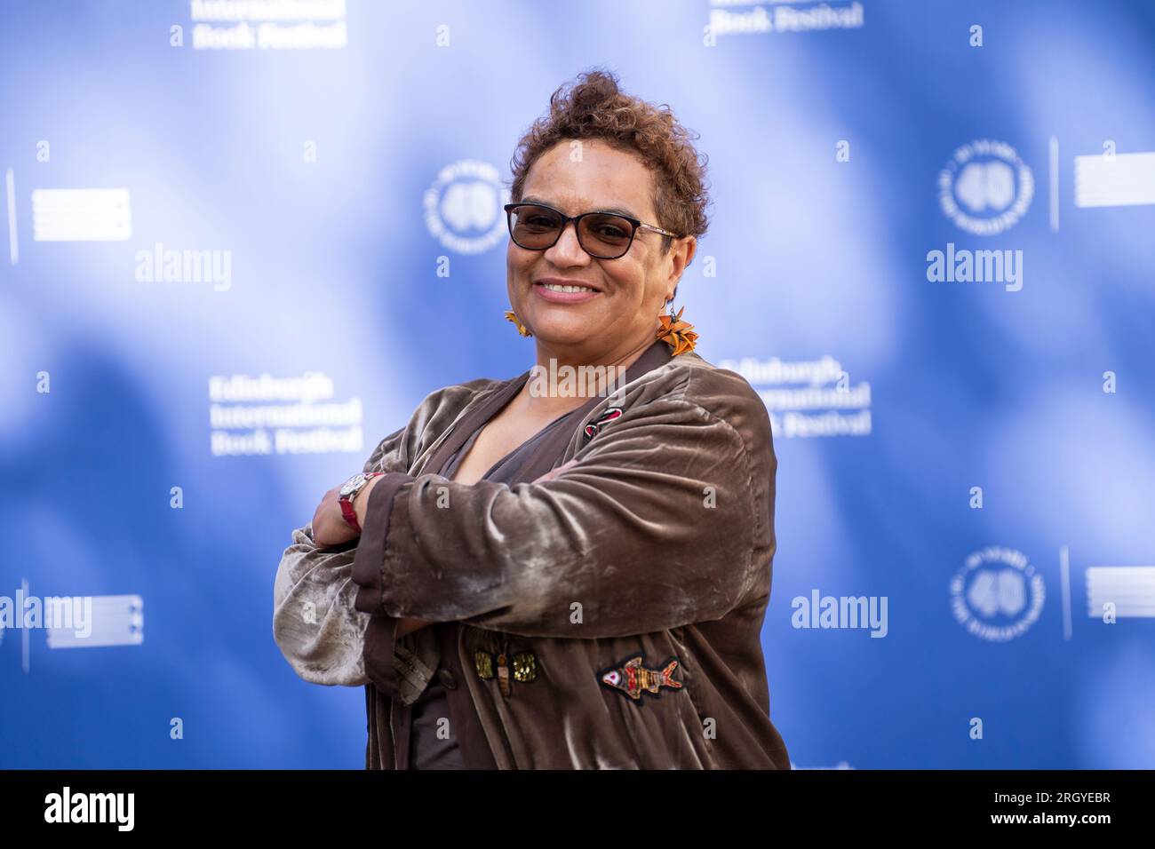 Edinburgh, Schottland, Großbritannien. 12. August 2023. Die Dichterin und ehemalige Makar Jackie Kay tritt beim Edinburgh International Book Festival auf, wo sie über ihre neue Poesie-Sammlung Jackie Kay: A Life in Protest sprach. Die Gedichte stellen eine mächtige und bewegende poetische Reise durch die wichtigsten Momente des politischen Aktivismus in ihrem Leben dar. Iain Masterton/Alamy Live News Stockfoto