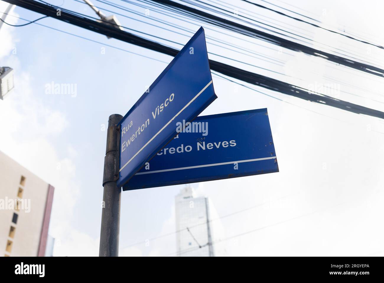 Salvador, Bahia, Brasilien - 11. August 2023: Schild mit dem Namen der Straße Ewerton Visco im Geschäftszentrum der Stadt Salvador, Bahi Stockfoto