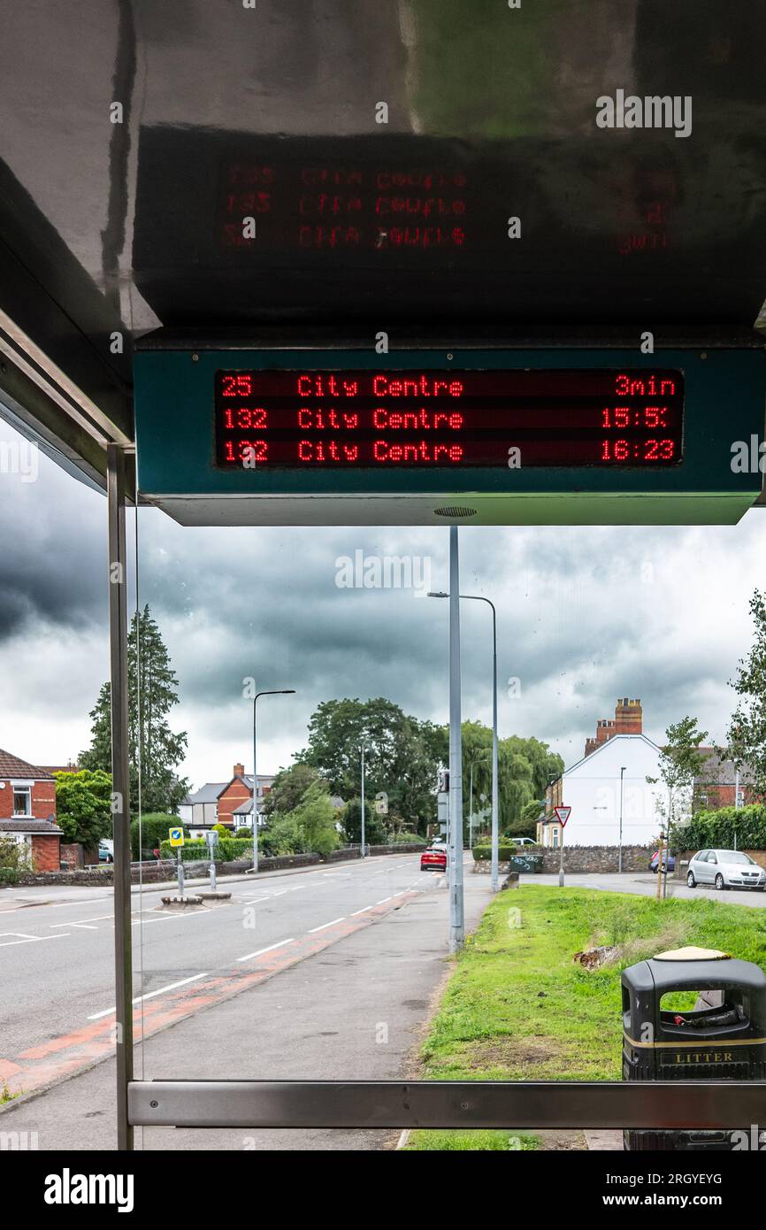 Cardiff, Wales, UK - Busfahrplan mit den nächsten Bussen an einer Bushaltestelle. Dienstkürzungen durch den Rat, verminderter Busverkehr, Kürzungen der öffentlichen Dienste. Stockfoto