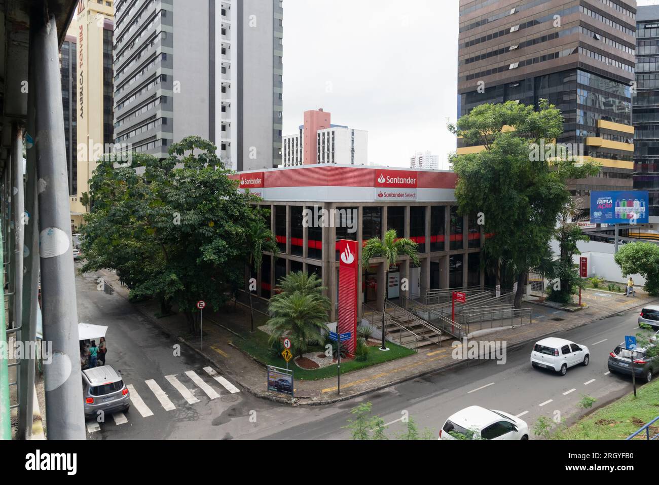 Salvador, Bahia, Brasilien - 11. August 2023: Banco do Santander. Fassade der Agentur auf der Avenida Tancredo Neves in der Stadt Salvador, Bahia. Stockfoto