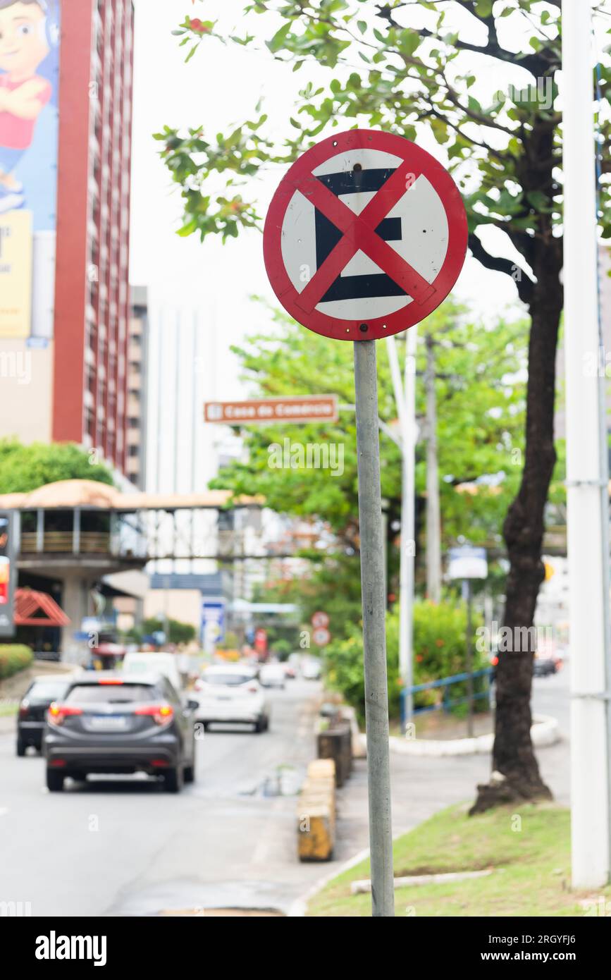 Salvador, Bahia, Brasilien - 11. August 2023: Ein Verkehrsschild, das angibt, dass das Anhalten und Parken verboten ist. Avenida Tancredo Neves, Stadt Salvador Stockfoto
