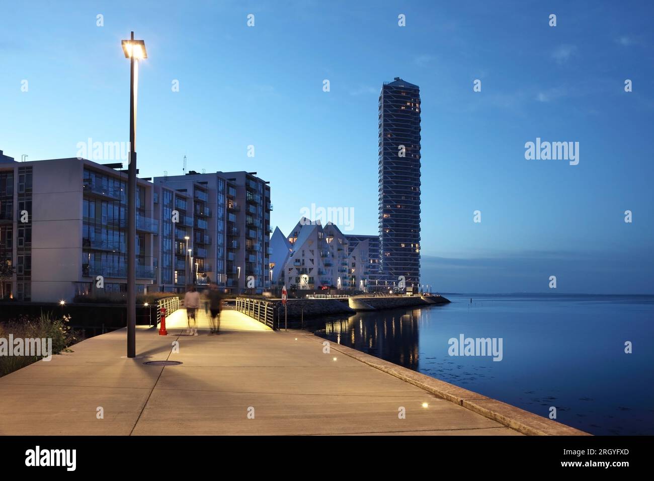 Der Eisberg beherbergt links vom 142m m hohen Leuchtturm 2,0 / Fyrtårnet, Dänemarks höchstem Wohngebäude Aarhus docklands, Dänemark. Stockfoto