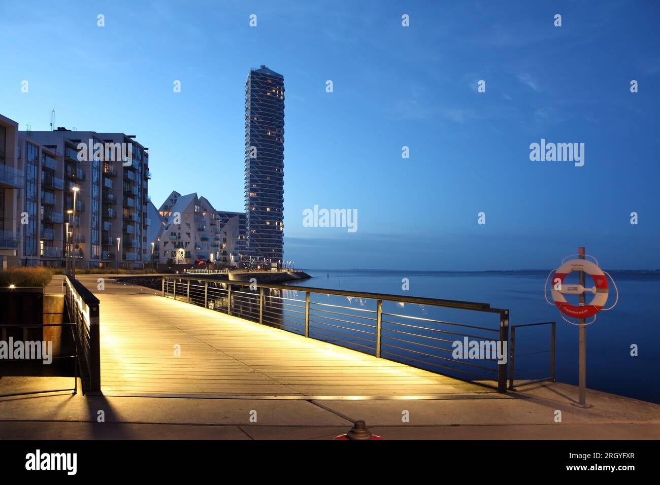 Der Eisberg beherbergt links vom 142m m hohen Leuchtturm 2,0 / Fyrtårnet, Dänemarks höchstem Wohngebäude Aarhus docklands, Dänemark. Stockfoto