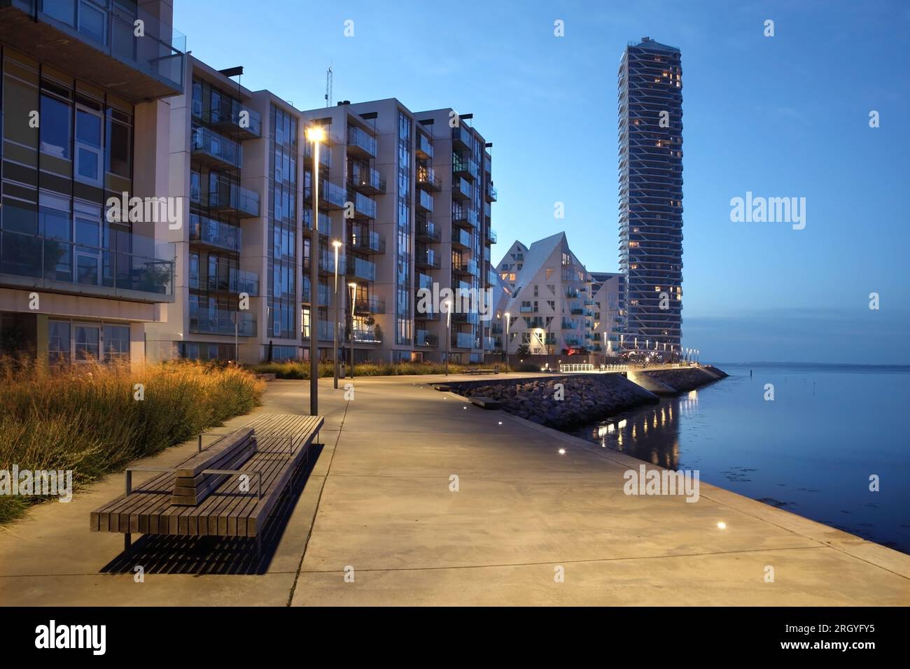 Der Eisberg beherbergt links vom 142m m hohen Leuchtturm 2,0 / Fyrtårnet, Dänemarks höchstem Wohngebäude Aarhus docklands, Dänemark. Stockfoto