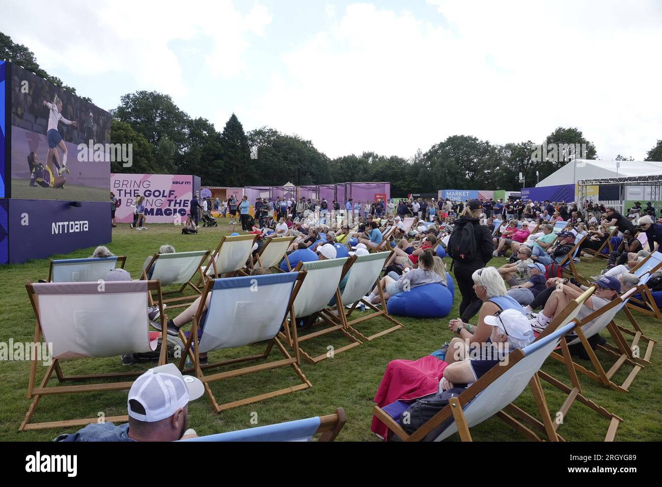 Walton on the Hill, Surrey, Großbritannien. 12. Aug. 2023. Das AIG WomenÕs öffnet im Golfklub Walton Heath während der dritten Runde (organisiert vom Royal & Ancient Golf Club of St. Andrews - R&A ) Bildshows: Golffans werden Fußballfans - England schlägt Kolumbien 2-1 in der World Cup Credit: Motofoto/Alamy Live News Stockfoto