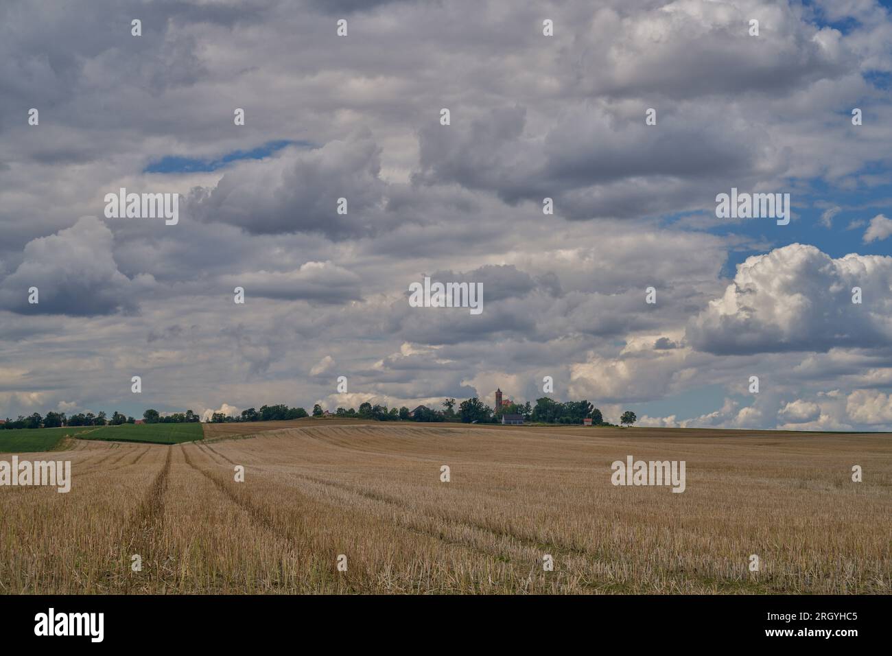 Sturmwolken am dunklen Sommerhimmel Niederschlesien Polen Stockfoto