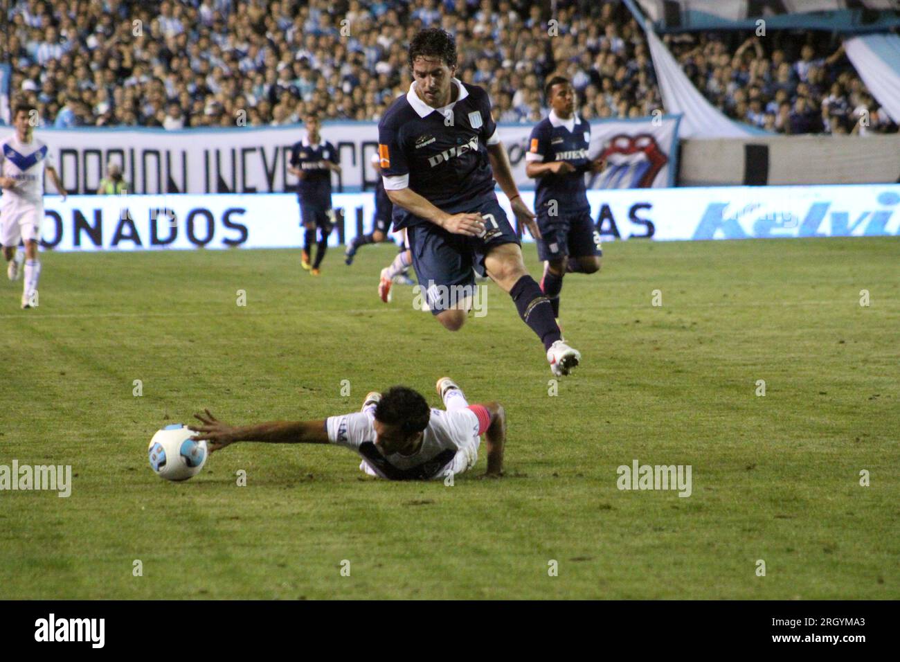 Avellaneda, Buenos Aires, Argentinien. 18. Oktober 2013. Gabriel Hauche in Aktion während des Spiels zwischen Racing Club und Velez Sarsfield. Gutschrift: Fa Stockfoto