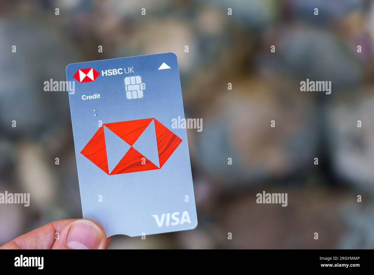 Neue Kreditkarte von HSBC UK VISA. Der neue 2023-Look einer Bankkarte mit zusätzlichen Sicherheitsfunktionen. Stafford, Großbritannien, 12. August 2023 Stockfoto