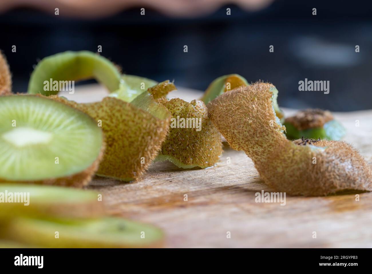 Reife grüne Kiwi auf einem Schneidebrett in Scheiben geschnitten, Kiwifrüchte gewaschen und in Stücke geschnitten Stockfoto