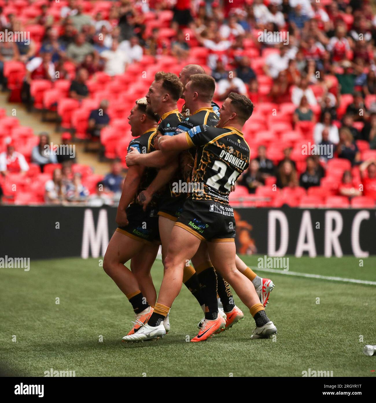 London, Großbritannien. 12. Aug. 2023. Lachlan Lam von Leigh Leopards versucht am 12. August 2023 beim Finalspiel des Betfred Challenge Cup zwischen Leigh Leopards und Hull KR im Wembley Stadium in London, England, zu feiern. Foto: Ken Sparks. Nur redaktionelle Verwendung, Lizenz für kommerzielle Verwendung erforderlich. Keine Verwendung bei Wetten, Spielen oder Veröffentlichungen von Clubs/Ligen/Spielern. Kredit: UK Sports Pics Ltd/Alamy Live News Stockfoto