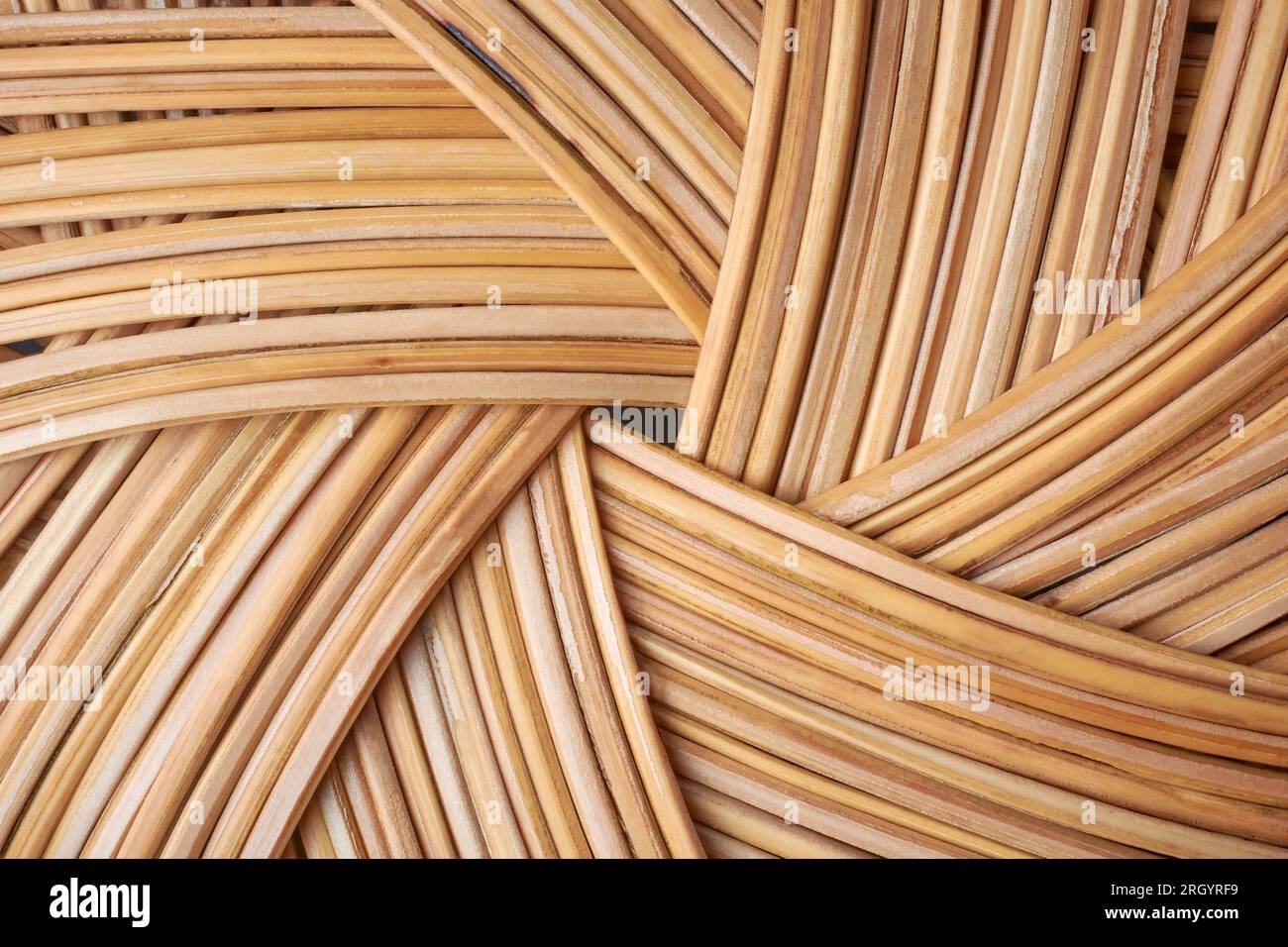 Abstraktion des Bambuswebemusters, Rattan-Vollformat-Hintergrundstruktur, Nahaufnahme von handgefertigten Tapeten oder handwerklich hergestellten Tapeten oder Hintergründen Stockfoto