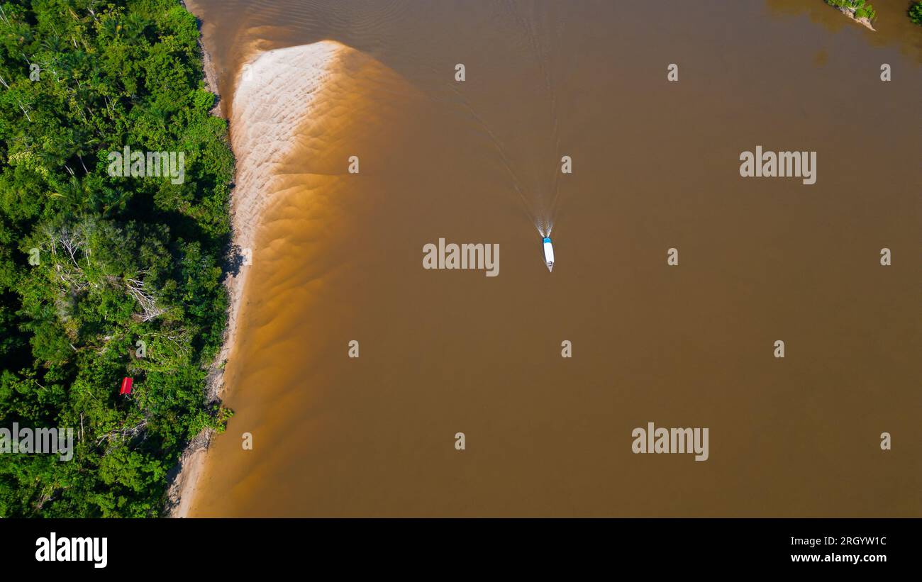 Die Amazonas-Flüsse in der Sommersaison präsentieren weiße Sandstrände, Amazonas-Strände, die nicht an vielen Orten, nur im Amazonas, üblich sind Stockfoto