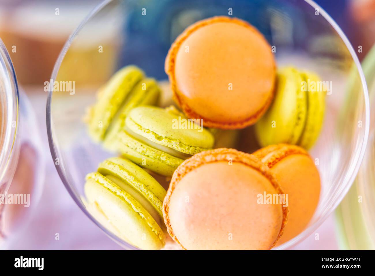 Flohmarkt-Shop, Makkaroni-Kekse auf dem Tisch in Glasgefäßen, verschiedene Farben, Kokosnuss-crem-Füllung, Draufsicht Stockfoto