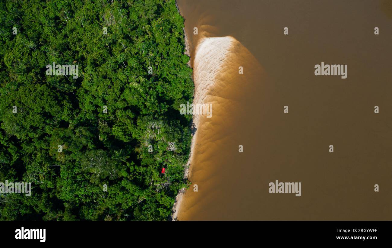 Die Amazonas-Flüsse in der Sommersaison präsentieren weiße Sandstrände, Amazonas-Strände, die nicht an vielen Orten, nur im Amazonas, üblich sind Stockfoto