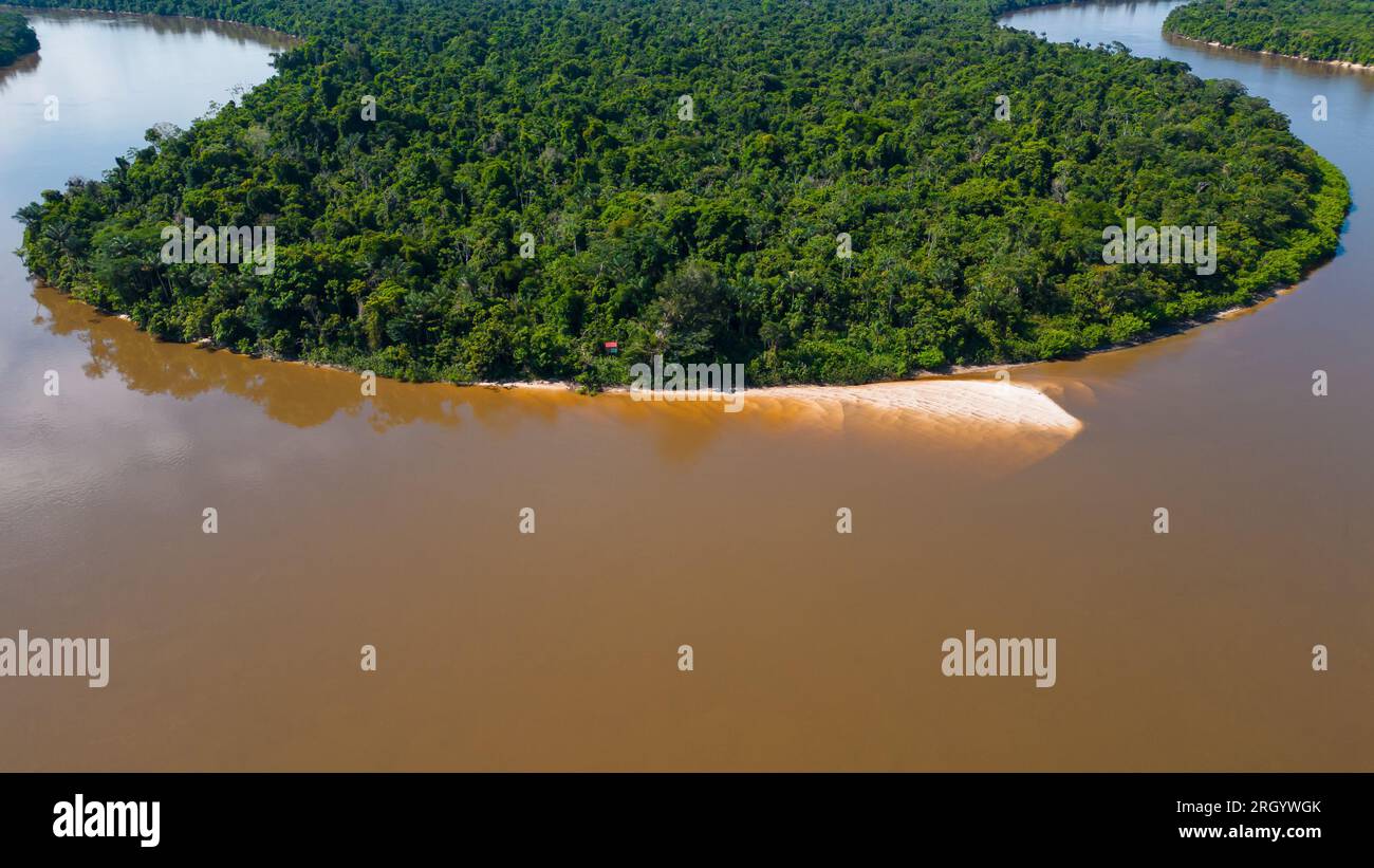 Die Amazonas-Flüsse in der Sommersaison präsentieren weiße Sandstrände, Amazonas-Strände, die nicht an vielen Orten, nur im Amazonas, üblich sind Stockfoto