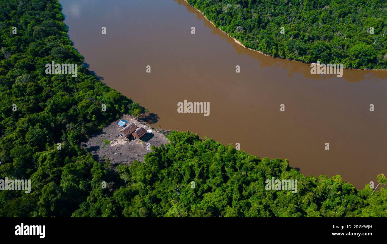 Die Amazonas-Flüsse in der Sommersaison präsentieren weiße Sandstrände, Amazonas-Strände, die nicht an vielen Orten, nur im Amazonas, üblich sind Stockfoto