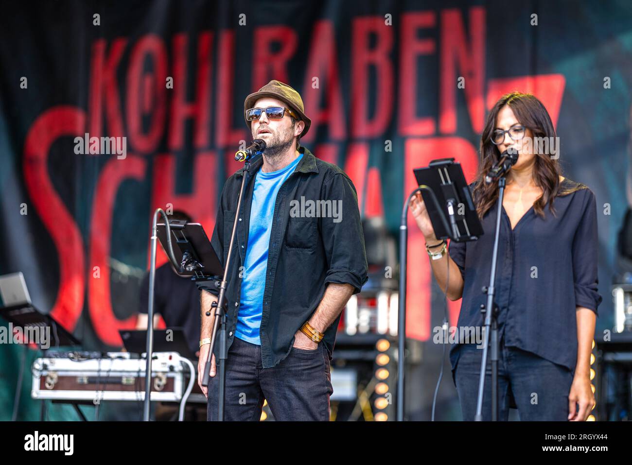 Cottbus, Deutschland. 12. Aug. 2023. Schauspieler Peter Ketnath und Schauspielerin Bettina Zimmermann sind auf der Bühne des Elbenwald Festivals für eine Live-Folge des Radioauftritts Kohlrabenschwarz. Das Elbenwald Festival ist ein dreitägiges Treffen für Menschen jeden Alters, die Filme, Fantasie, Spiele, Konzerte und eine beliebige Kombination von allem genießen. Die Organisatoren erwarten etwa 15.000 Besucher. Kredit: Frank Hammerschmidt/dpa/Alamy Live News Stockfoto