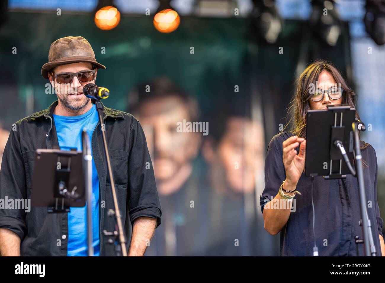 Cottbus, Deutschland. 12. Aug. 2023. Schauspieler Peter Ketnath und Schauspielerin Bettina Zimmermann sind auf der Bühne des Elbenwald Festivals für eine Live-Folge des Radioauftritts Kohlrabenschwarz. Das Elbenwald Festival ist ein dreitägiges Treffen für Menschen jeden Alters, die Filme, Fantasie, Spiele, Konzerte und eine beliebige Kombination von allem genießen. Die Organisatoren erwarten etwa 15.000 Besucher. Kredit: Frank Hammerschmidt/dpa/Alamy Live News Stockfoto