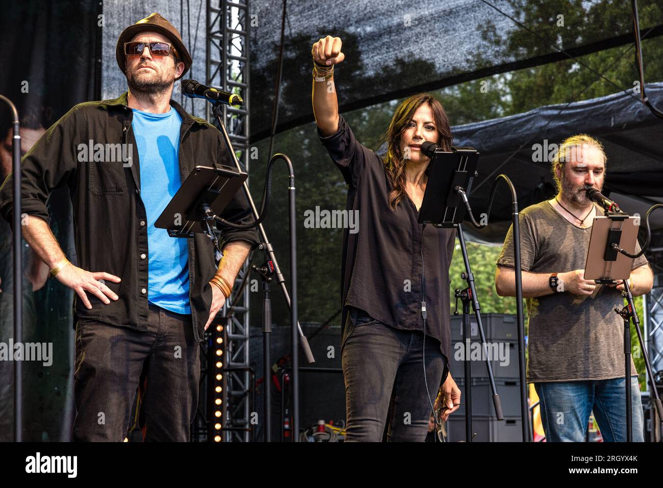 Cottbus, Deutschland. 12. Aug. 2023. Schauspieler Peter Ketnath (l), Schauspielerin Bettina Zimmermann und Schriftsteller Tommy Krappweis stehen auf einer Bühne für eine Live-Folge des Radiospiels „Kohlrabenschwarz“ beim Elbenwald Festival. Das Elbenwald Festival ist ein dreitägiges Treffen für Menschen jeden Alters, die Filme, Fantasie, Spiele, Konzerte und eine beliebige Kombination der oben genannten genießen. Die Organisatoren erwarten etwa 15.000 Besucher. Kredit: Frank Hammerschmidt/dpa/Alamy Live News Stockfoto