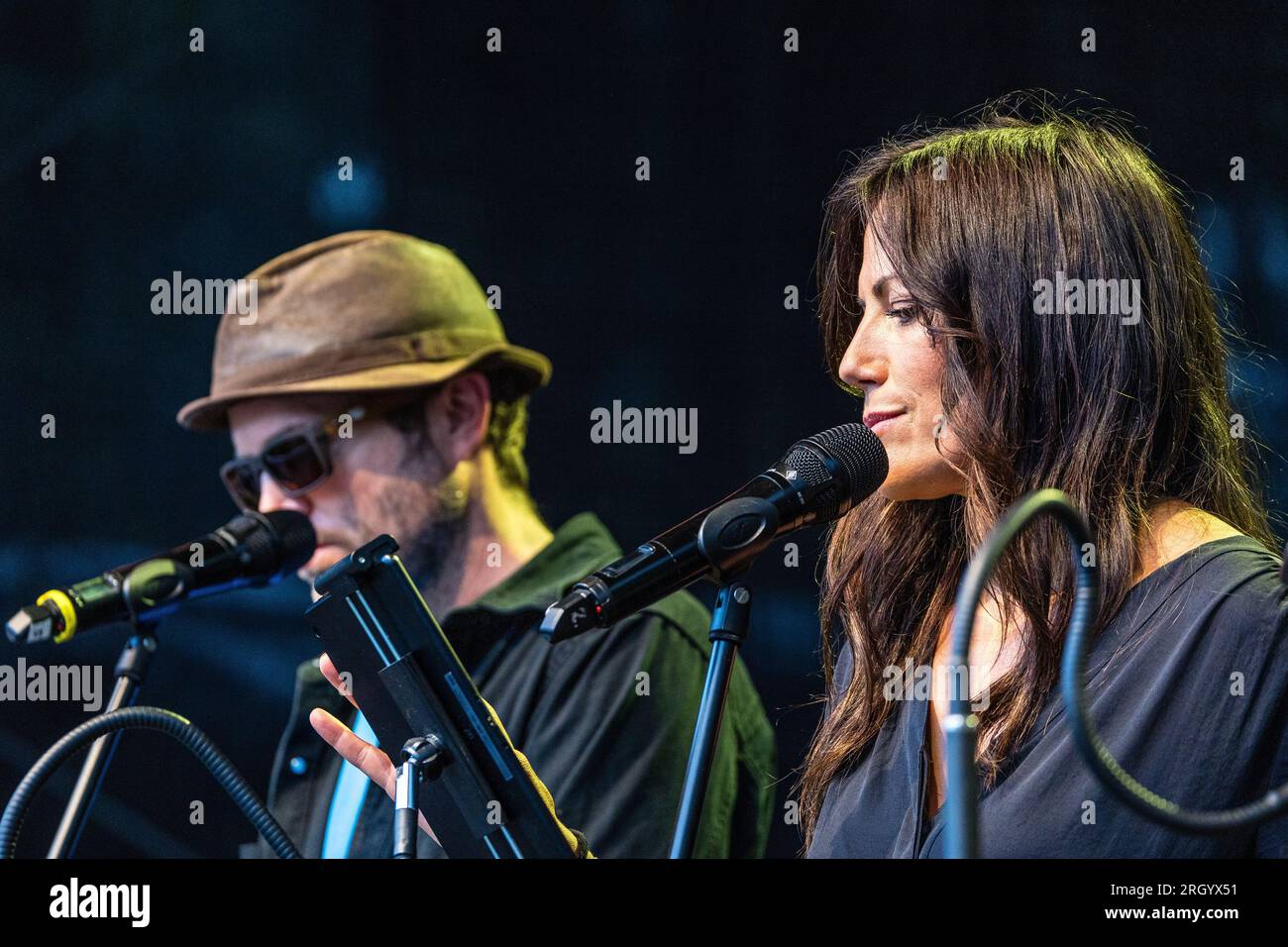Cottbus, Deutschland. 12. Aug. 2023. Schauspieler Peter Ketnath und Schauspielerin Bettina Zimmermann sind auf der Bühne für eine Live-Folge des Radiospiels „Kohlrabenschwarz“ beim Elbenwald Festival. Das Elbenwald Festival ist ein dreitägiges Treffen für Menschen jeden Alters, die Filme, Fantasie, Spiele, Konzerte und eine beliebige Kombination der oben genannten genießen. Die Organisatoren erwarten etwa 15.000 Besucher. Kredit: Frank Hammerschmidt/dpa/Alamy Live News Stockfoto