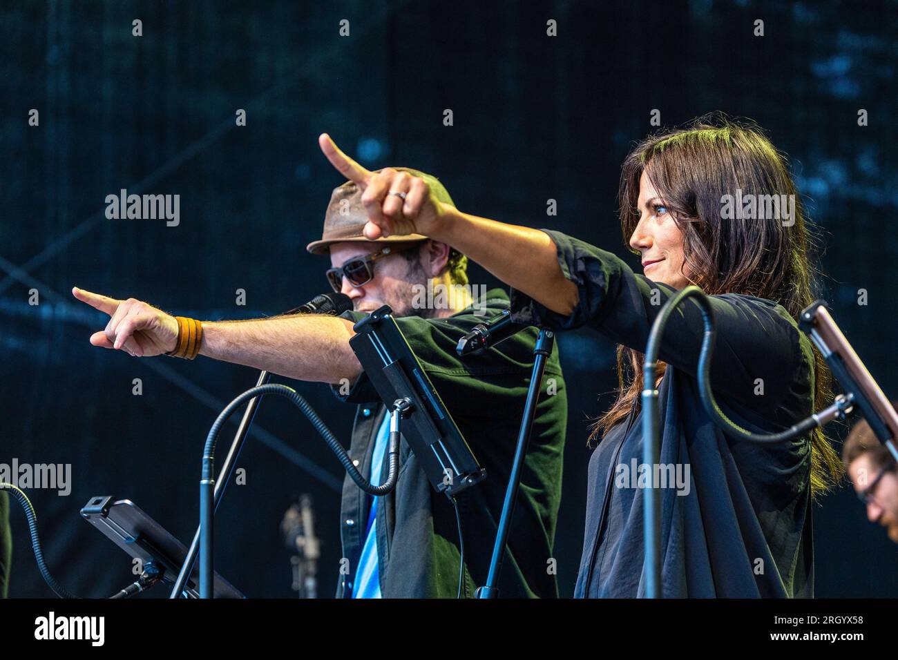 Cottbus, Deutschland. 12. Aug. 2023. Schauspieler Peter Ketnath und Schauspielerin Bettina Zimmermann sind auf der Bühne für eine Live-Folge des Radiospiels „Kohlrabenschwarz“ beim Elbenwald Festival. Das Elbenwald Festival ist ein dreitägiges Treffen für Menschen jeden Alters, die Filme, Fantasie, Spiele, Konzerte und eine beliebige Kombination der oben genannten genießen. Die Organisatoren erwarten etwa 15.000 Besucher. Kredit: Frank Hammerschmidt/dpa/Alamy Live News Stockfoto