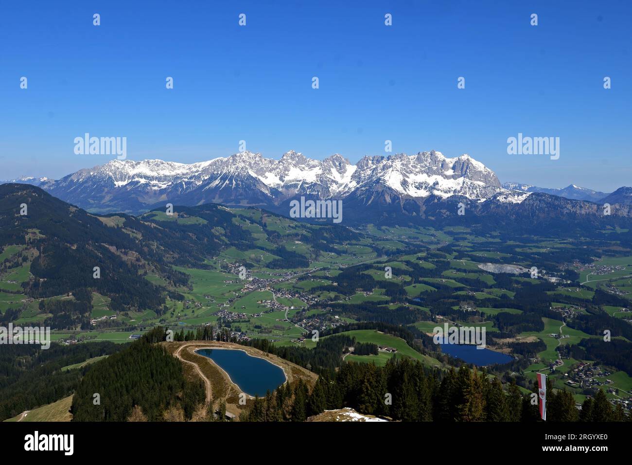 Der majestätische Wilde Kaiser und das schöne Tal von Kitzbühel, wie im Frühjahr vom Gipfel des Hahnenkamms aus gesehen Stockfoto