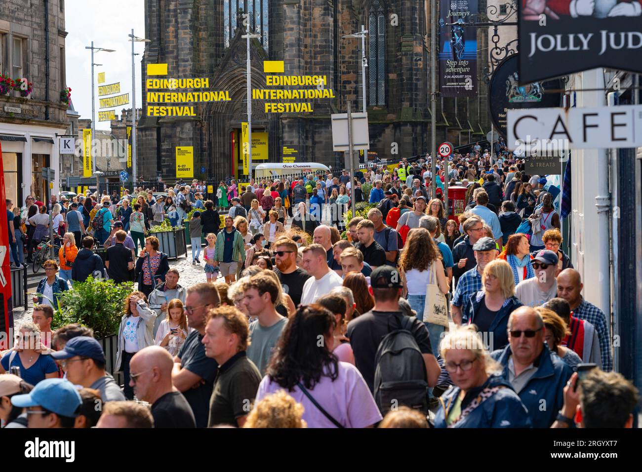 Edinburgh, Schottland, Großbritannien. 12. August 2023. Bei den internationalen Festivals und den Festivals in Fringe waren Tausende von Besuchern im Stadtzentrum von Edinburgh bei warmen Temperaturen und Sonnenschein zu sehen. Die Royal Mile war sehr geschäftig, da die Öffentlichkeit kam, um Straßenkünstler zu beobachten. Bild: Die Straßen waren voller Touristen und Einheimischer, wie hier am Lawnmarket auf der Royal Mile. Iain Masterton/Alamy Live News Stockfoto