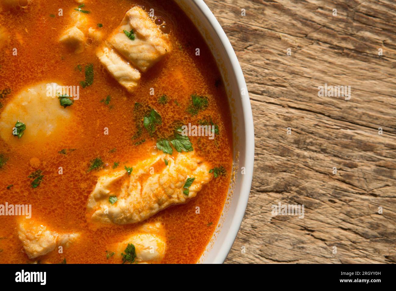 Eine Schüssel mit Fischeintopf oder Bouillabaisse, zubereitet mit Königsmuscheln, glattem Hund, Seeteufel, auch bekannt als Seeteufel und Knurrhfilets. Engl Stockfoto