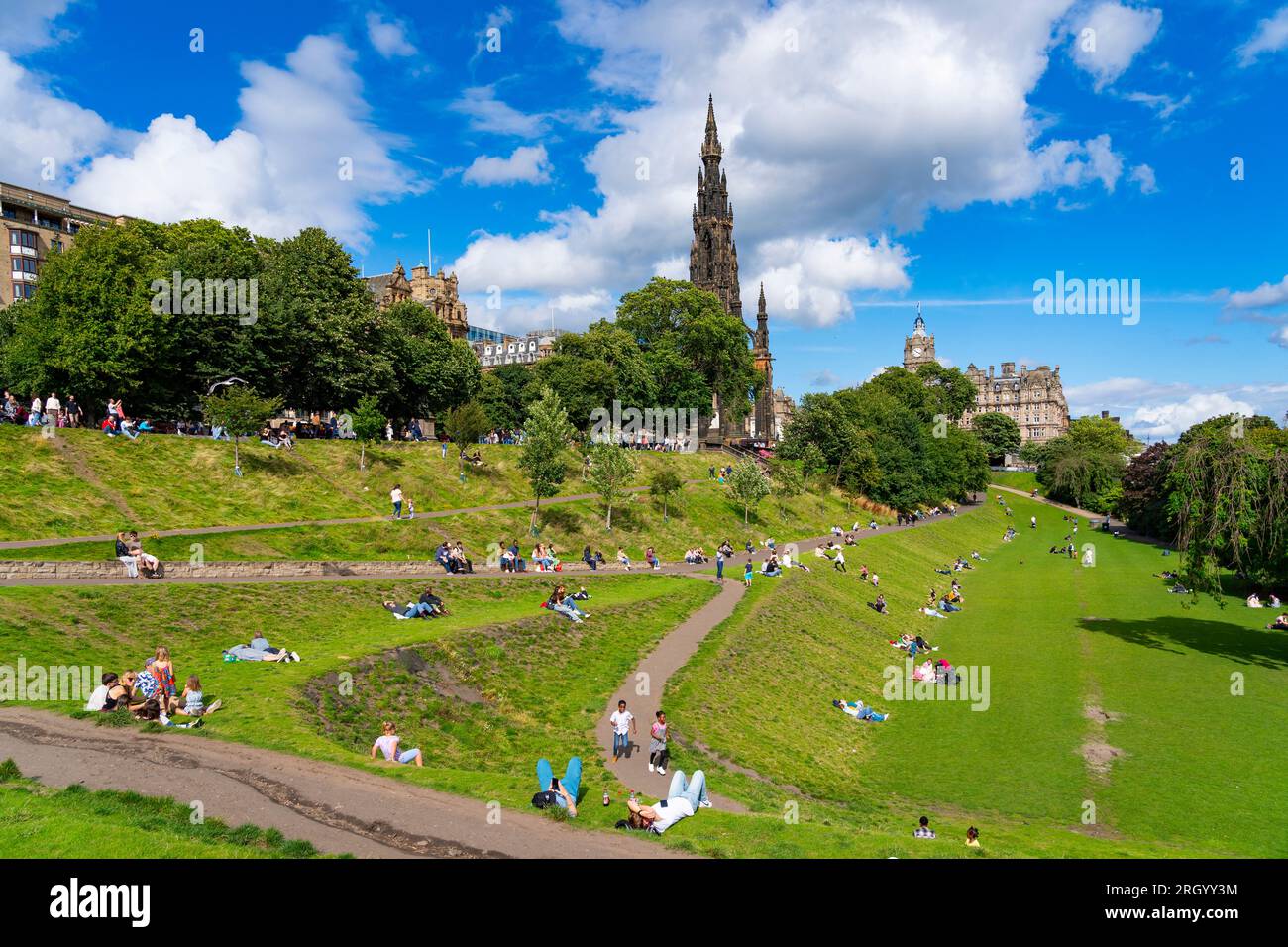 Edinburgh, Schottland, Großbritannien. 12. August 2023. Bei den internationalen Festivals und den Festivals in Fringe waren Tausende von Besuchern im Stadtzentrum von Edinburgh bei warmen Temperaturen und Sonnenschein zu sehen. Bild: Die Gärten der Princes Street waren bei Besuchern beliebt. Iain Masterton/Alamy Live News Stockfoto